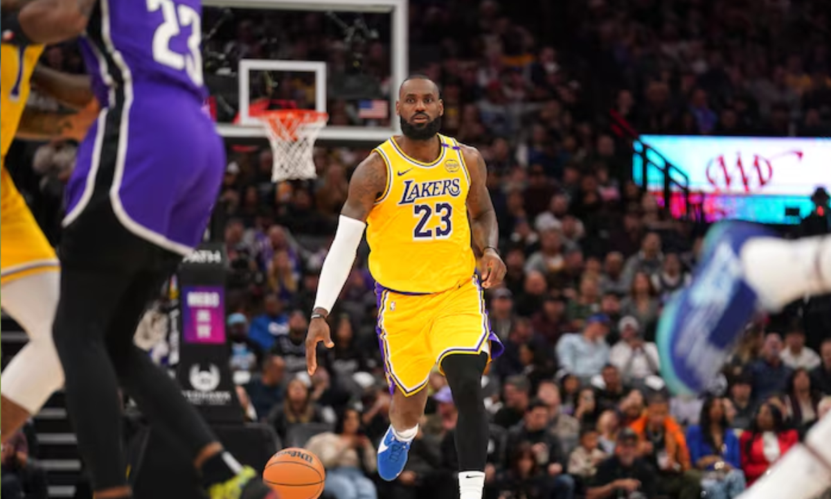 LeBron surpasses Kareem’s 35-year record for career minutes played