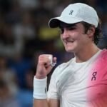 De Minaur defeats Van de Zandschulp, advances in Melbourne