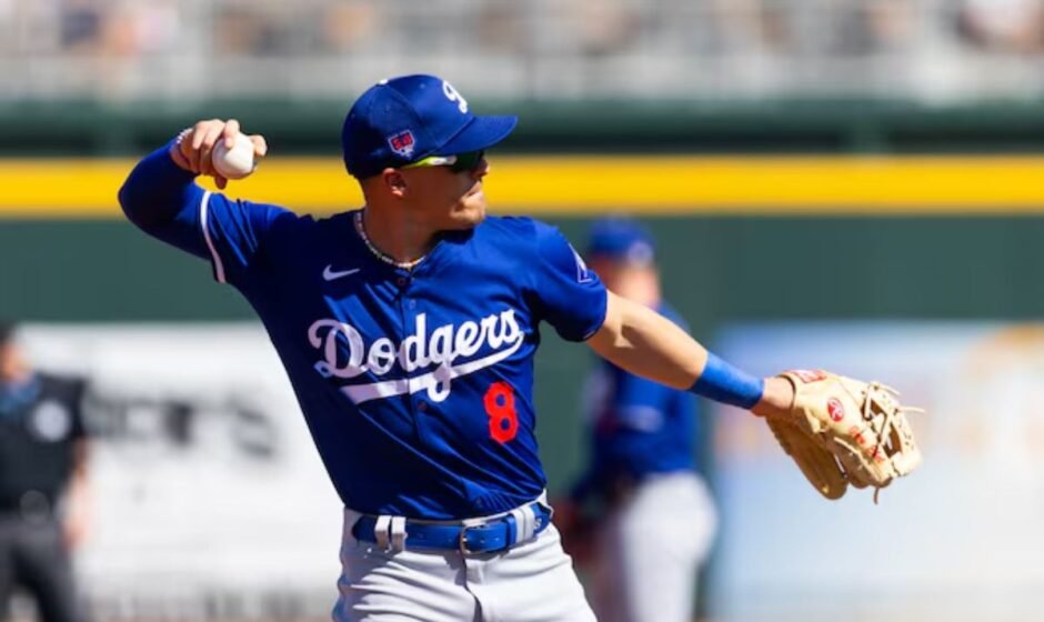 Dodgers re-sign versatile utility player Enrique Hernández.